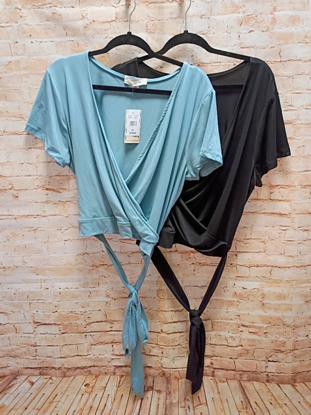 NWT No Comment NY.LA Set of Two Blue/Black Short Sleeve V-neck Crop Tops Plus 2X